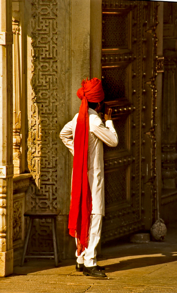 India-Man-in-red-head-gear-Amber-Fort-Jaipur